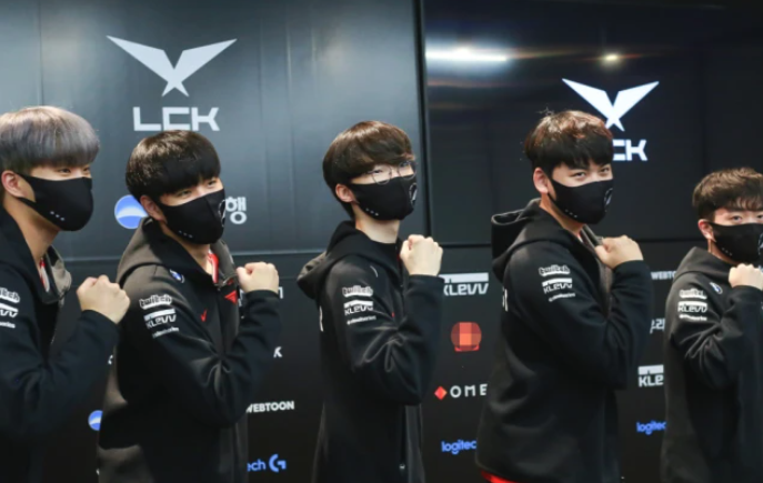 TSM力克C9，Deft开启传奇时刻焦点之战入围赛，让粉丝疯狂欢呼