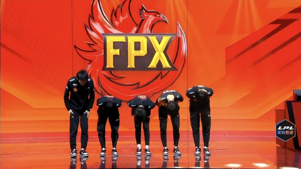 FPX碾压TES，Kanavi团战一打五宿敌对决八强赛，让粉丝疯狂欢呼