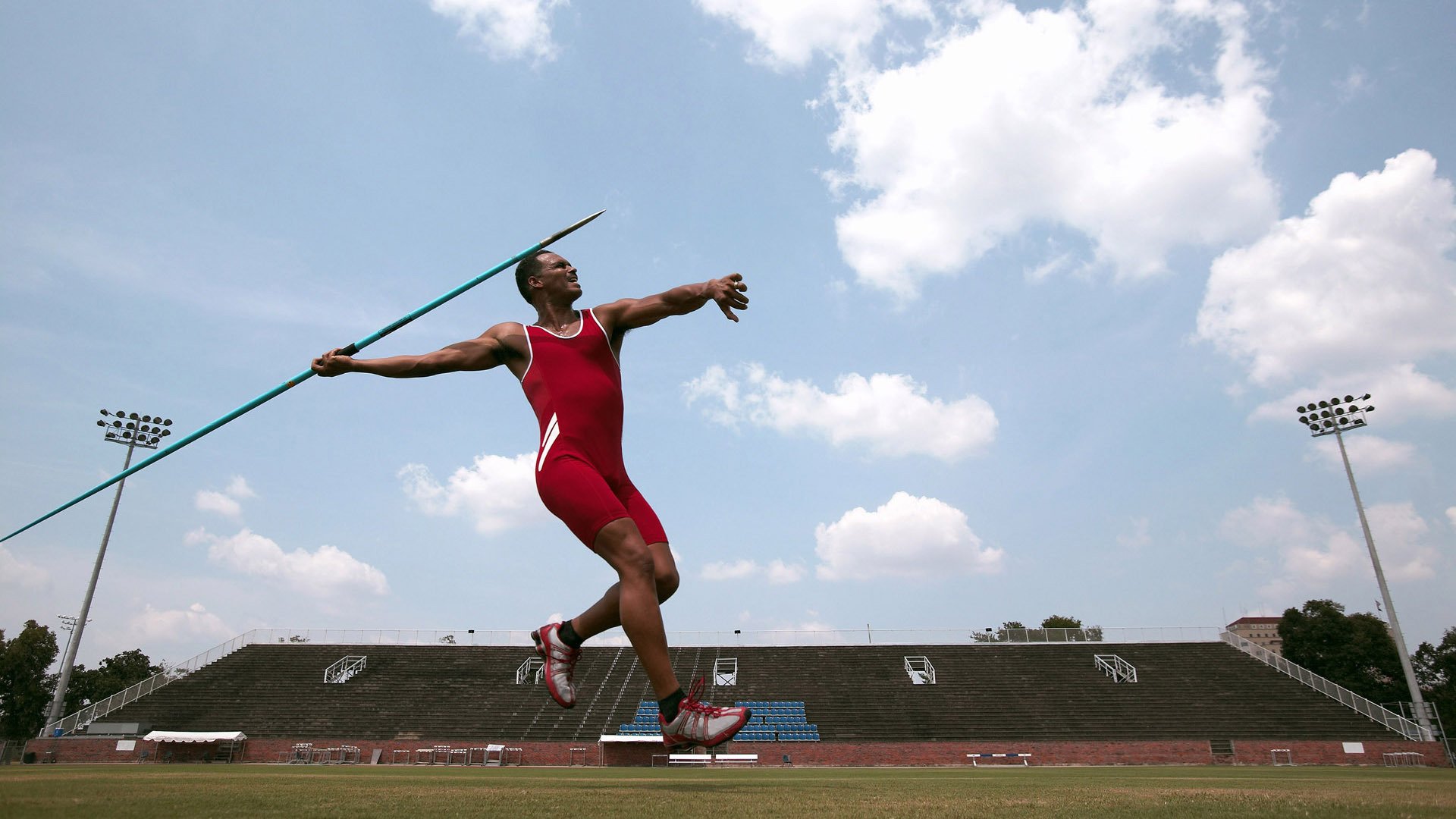 速度与激情的双重奏，F1揭幕的引擎轰鸣，利拉德的终场绝唱