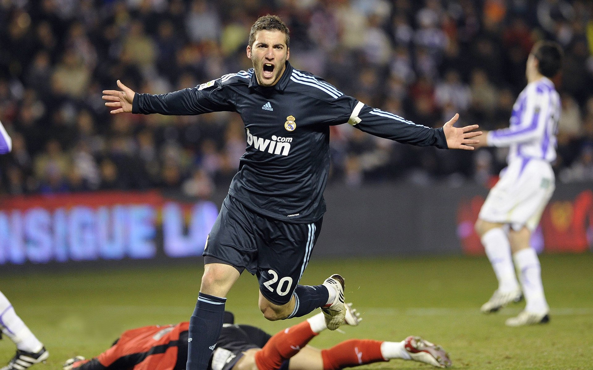 开云体育app-南美高原的惊天一击，皮克如何在拉巴斯提前终结瑞士的世界杯梦想